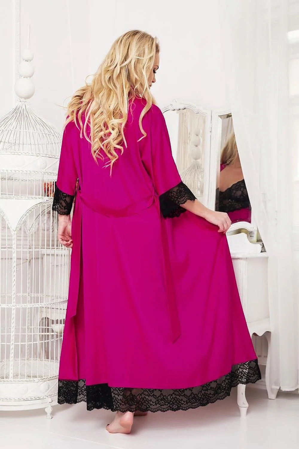 Peignoir Kalimo long en satin dentelle fuchsia manches 3/4 col V ceinture ajustable