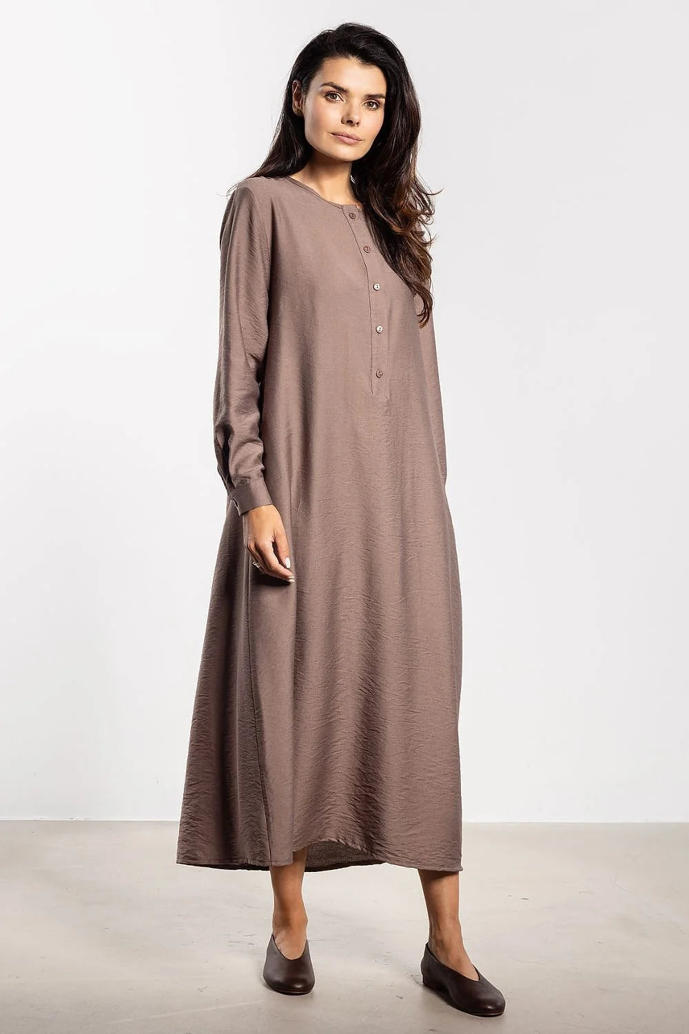 robe longue femme maxi coupe Aline ceinture assortie tissu fluide légère taupe manches longues poignets boutonnés col rond