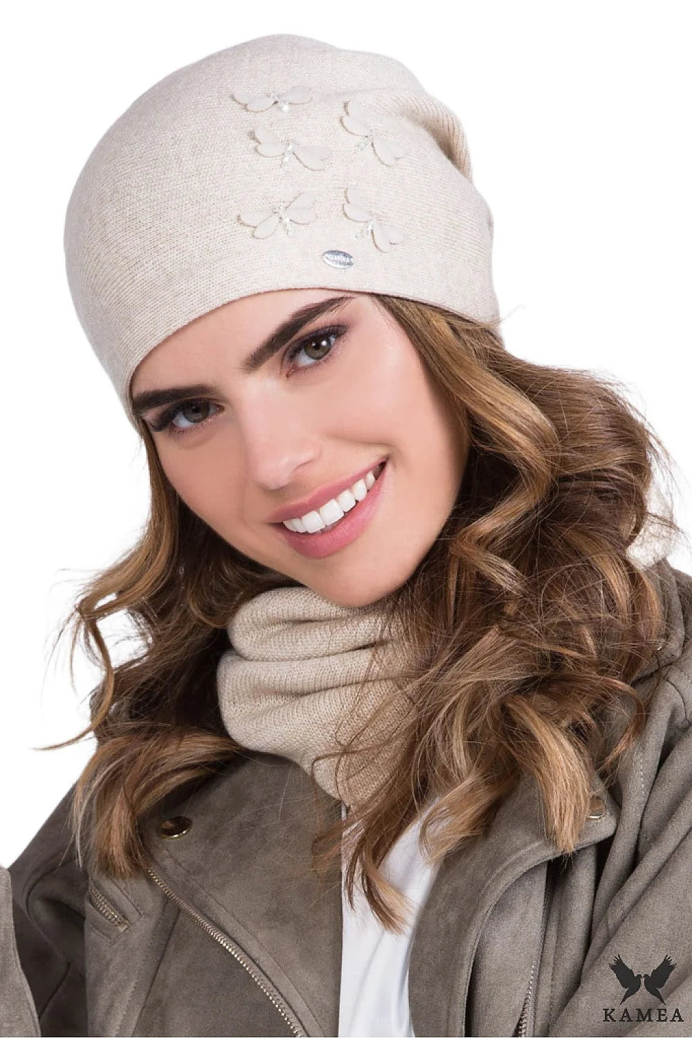 Bonnet et écharpe femme élégant beige motifs fleurs perles coupe ajustée style décontracté confort qualité hiver automne printemps occasions variées