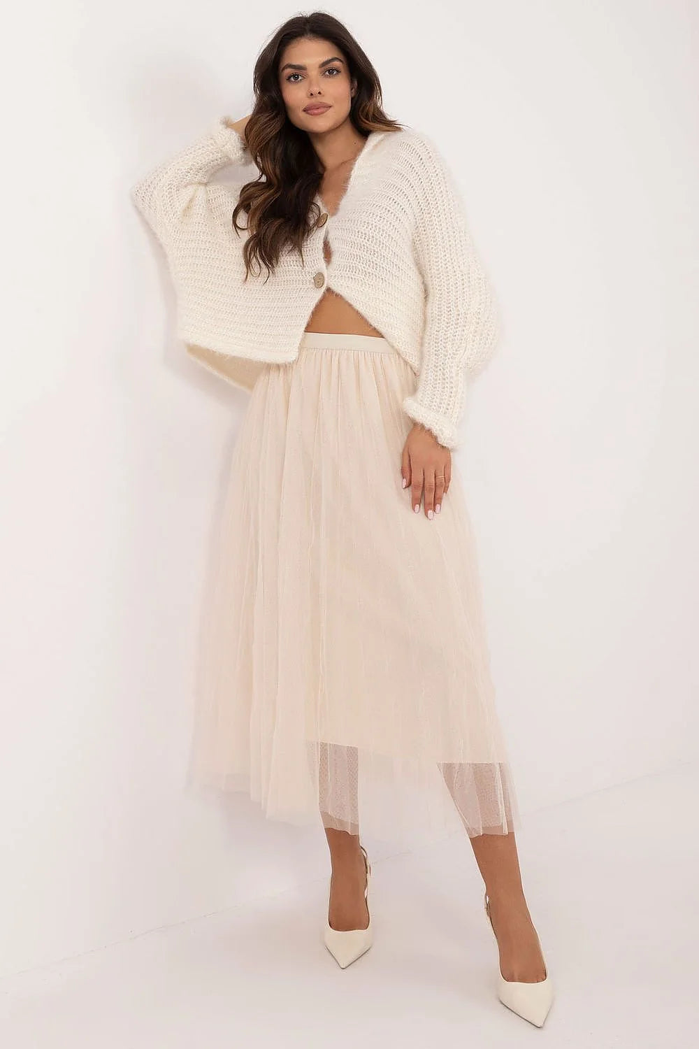 Tenue féminine élégante cardigan tricot longues manches jupe longue plissée tulle beige crème femme occasion semi-formelle