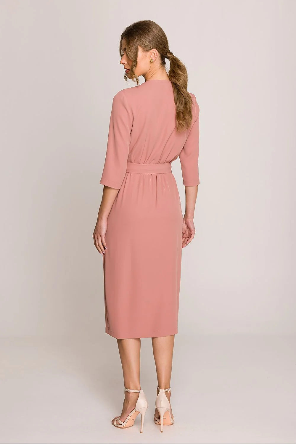 Robe de jour élégante féminine coupe ajustée décolleté en V manches 3/4 motif portefeuille ceinture à nouer polyester rose poudré taille ajustable femme