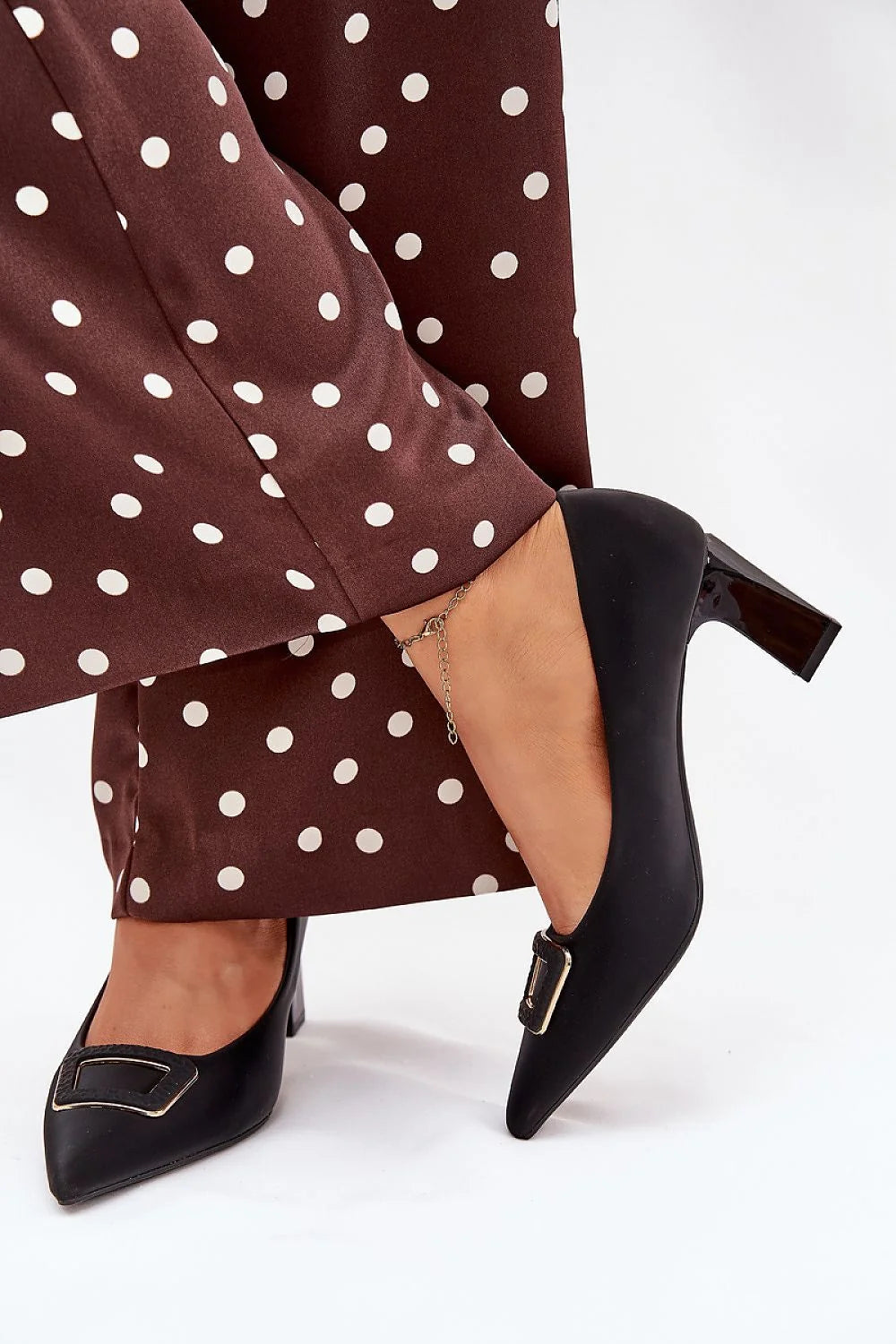 escarpins femme simili cuir noir satiné bout pointu talon colonne moyen boucle carrée dorée semelle intérieure confort élégant polyvalent intemporel