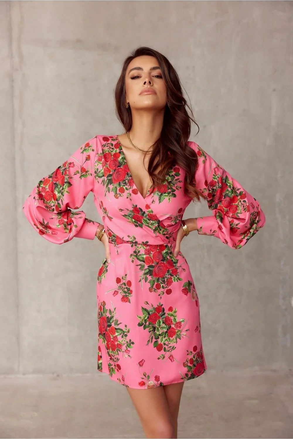 Robe cocktail Roco Fashion design chic moderne motifs floraux rose vif manches longues puffed col V plongeant