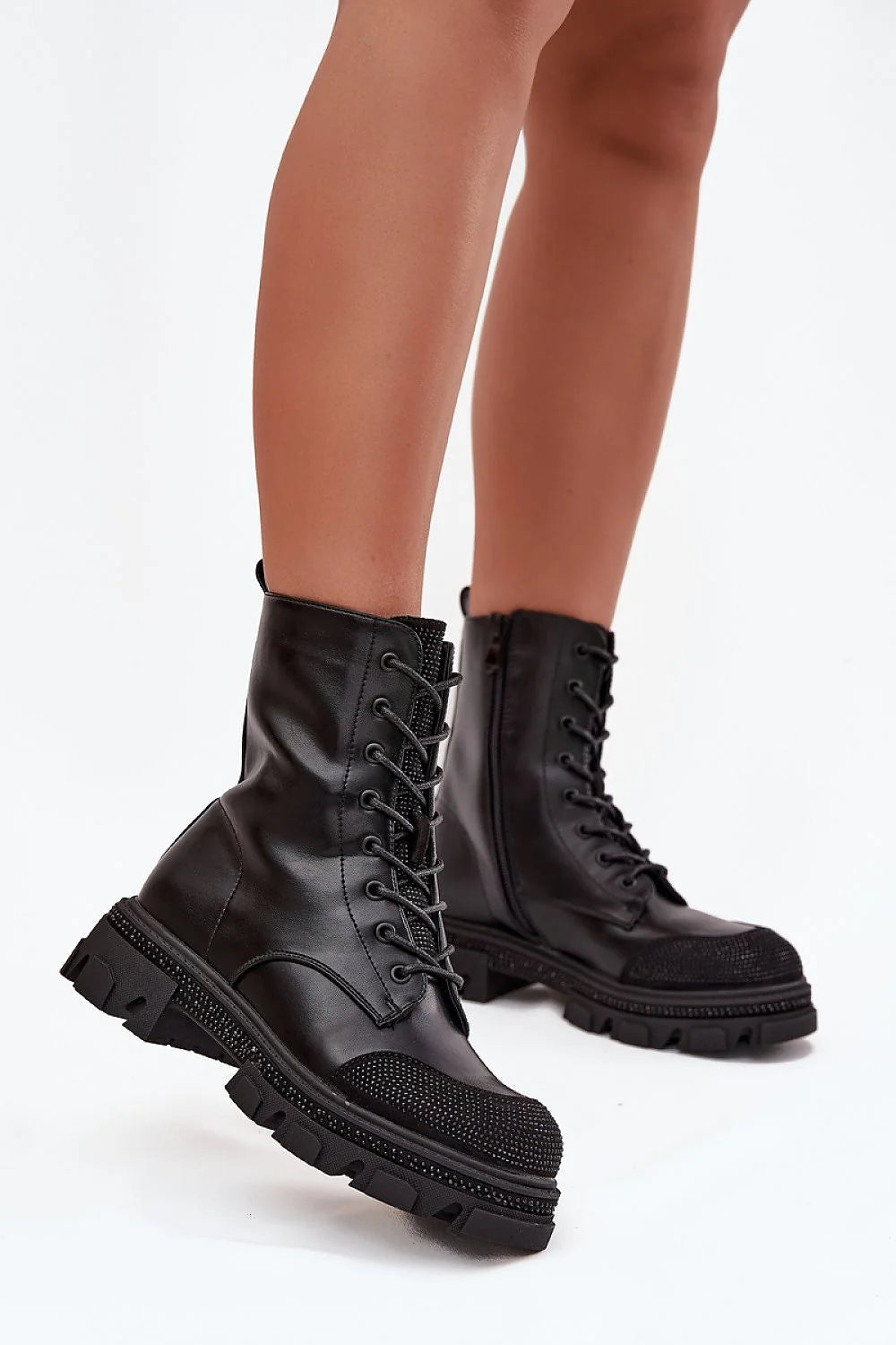 bottines femme similicuir noires cheville contemporaines laçage frontal zip latéral semelleplateforme crantée antidérapante boutrenforcé décoratif oeilletsmétalliques doublurechaude confortable durable
