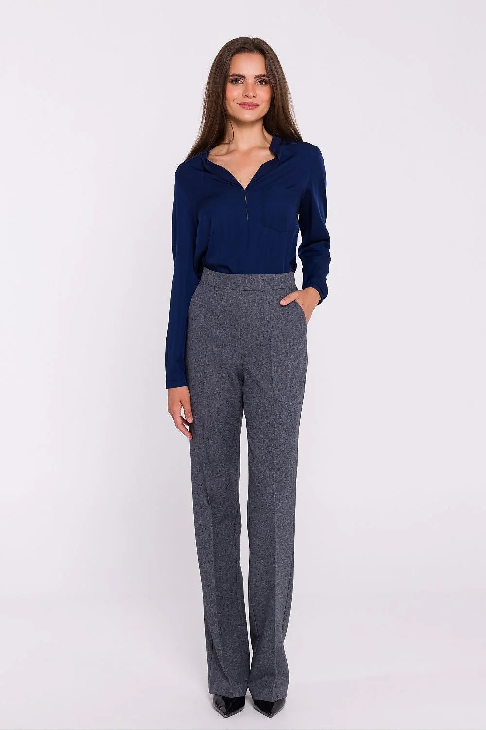 pantalon femme élégant raffiné taille haute jambe évasée gris anthracite tissu noble doux toucher finition soignée coutures discrètes poches latérales
