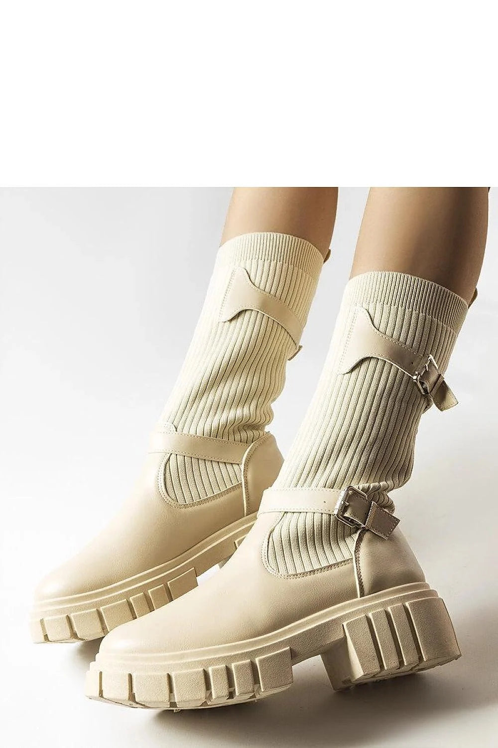 Bottes cuissardes synthétiques beige moderne semelle crantée boucle confortable style urbain femme élégante tendance