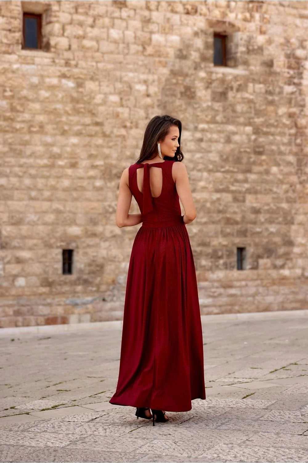 robe longue brocart bordeaux pailletée scintillante dos noué os décoratif décolleté croisé V fente haute fluide cintrée glamour