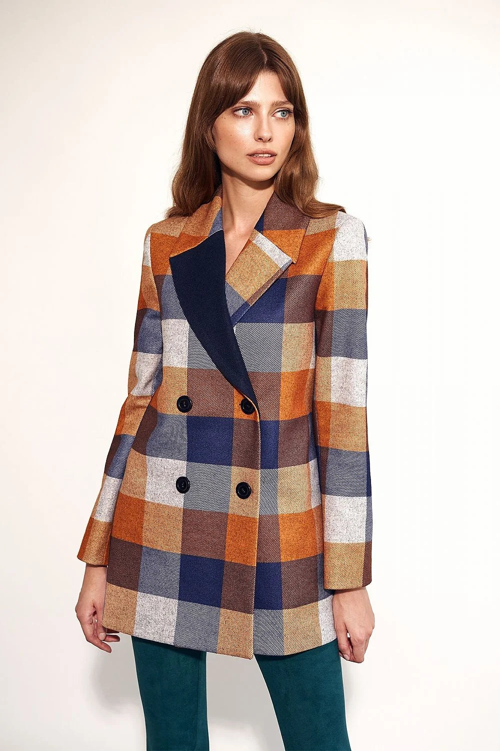 Manteau double boutonnage carreaux bleu marine orange gris blanc cassé femme coupe ajustée épaules définies fermeture sécurisée