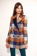 Manteau double boutonnage carreaux bleu marine orange gris blanc cassé femme coupe ajustée épaules définies fermeture sécurisée