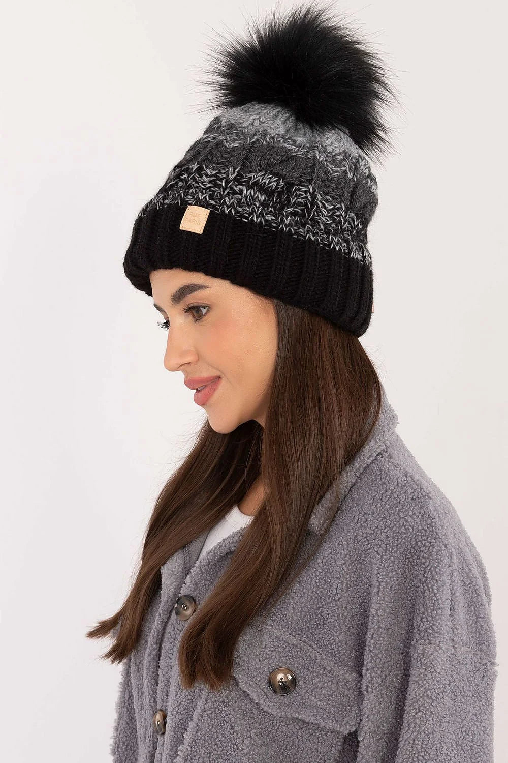 Bonnet d'hiver pour femmes en tricot chic pompon en fausse fourrure noir motif chiné coupe ajustée style classique moderne