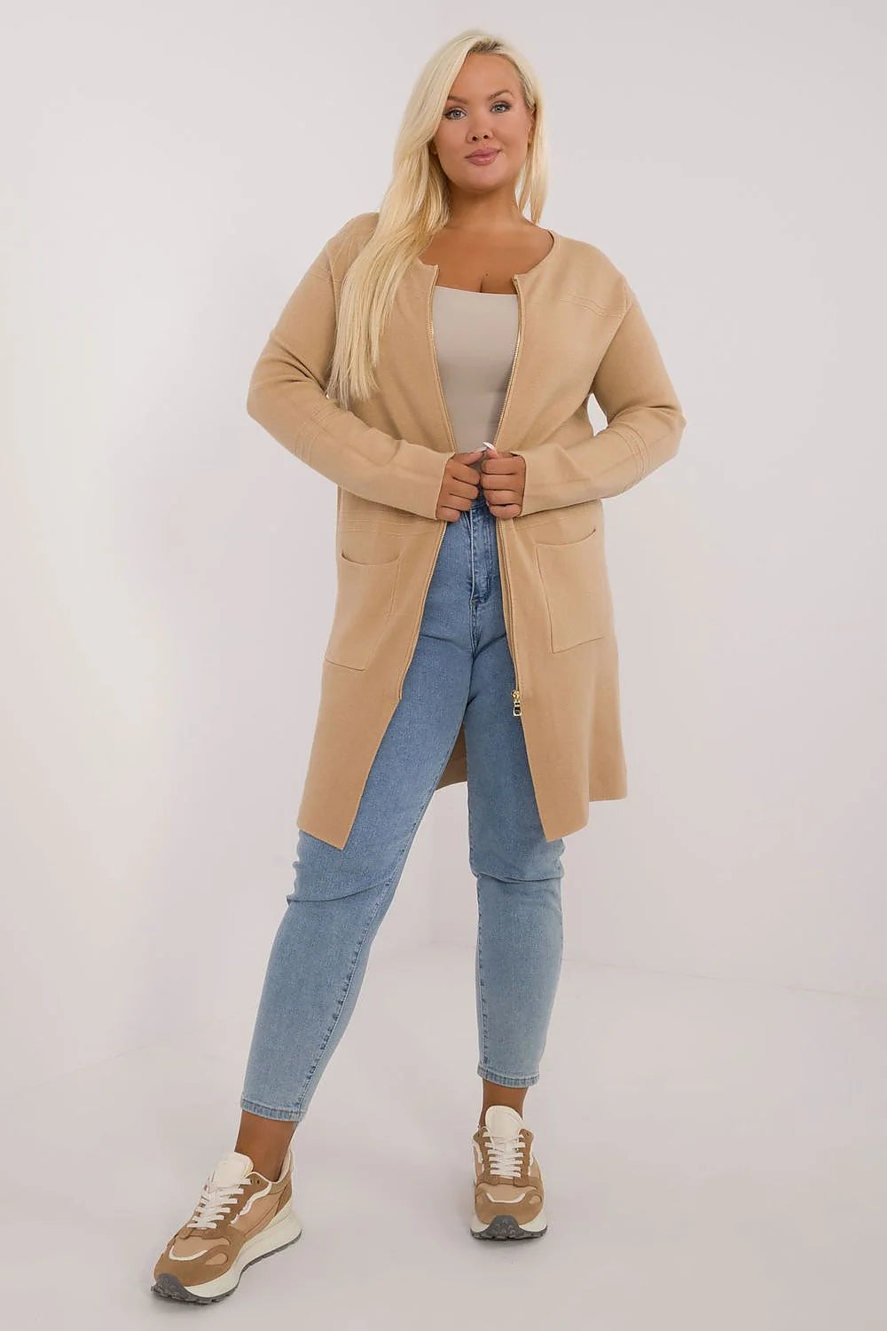 Cardigan femme moderne longue coupe droite beige camel manches longues poches plaquées fermeture éclair grande taille