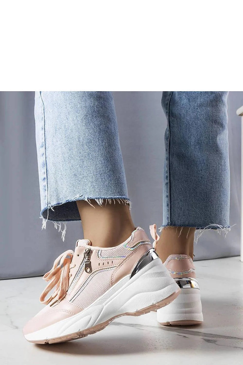Baskets pour femmes design moderne sportif semelle compensée rose pâle blanc matériau simili-cuir maille respirante fermeture lacets zip latéral