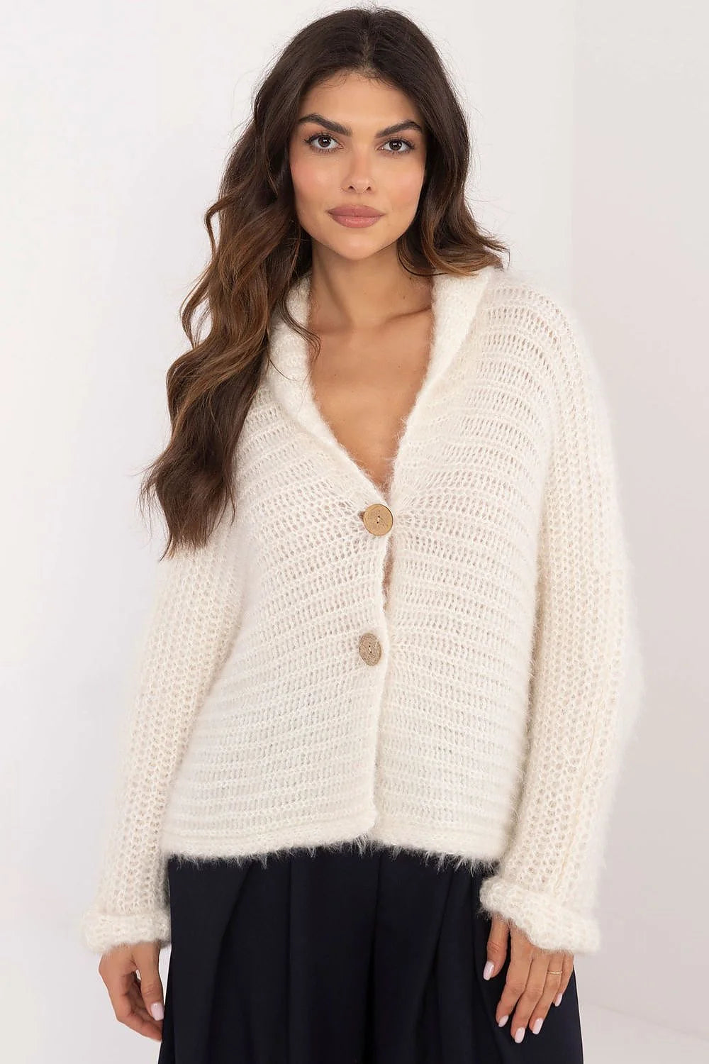 Cardigan femme élégant Och Bella en mohair crème coupe ample col V boutons bois longues manches été automne hiver