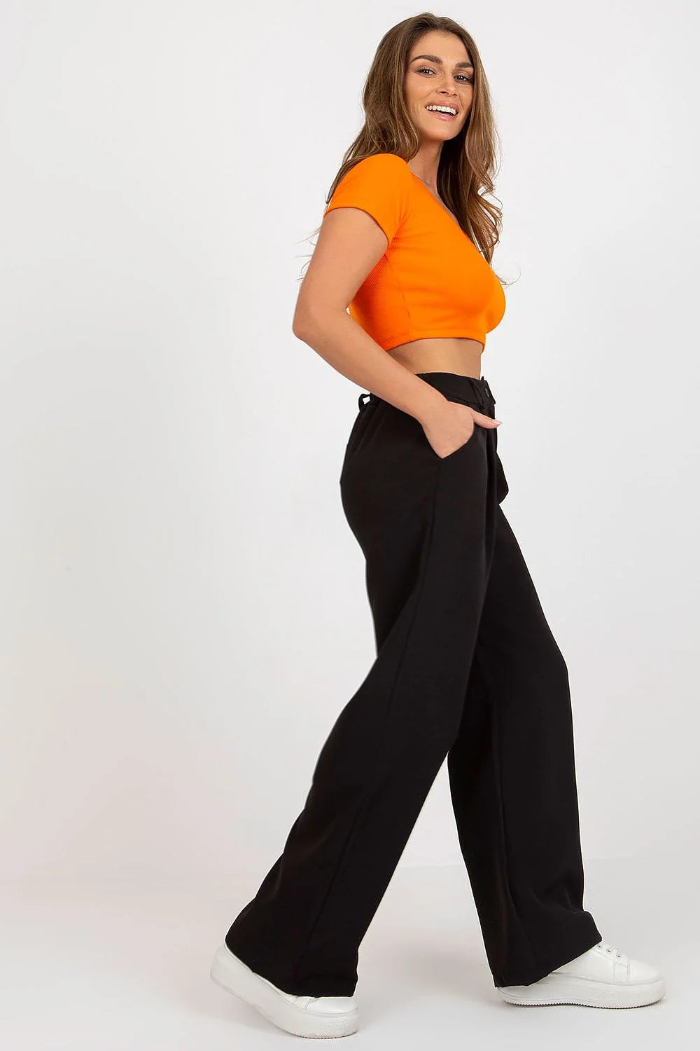Ensemble mode femme crop top pantalon large taille haute sneakers blanches couleur orange noire