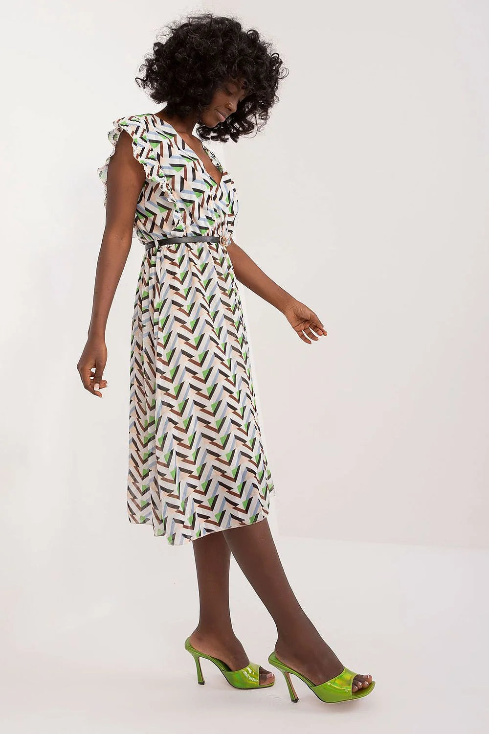 Robe d'été féminine coupe midi graphique manches courtes volants ceinture élastique occasion jour et soir