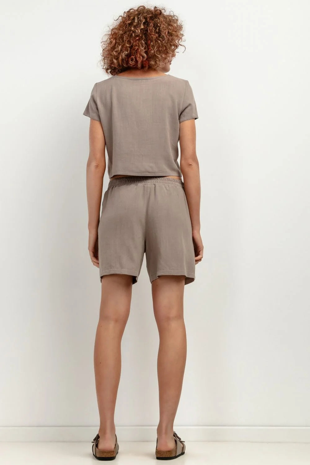 Ensemble deux pièces pour femmes en lin Taupe Doux, Haut Crop Top et Short ample sans fermeture, Style décontracté et minimaliste, Confort maximal pour été