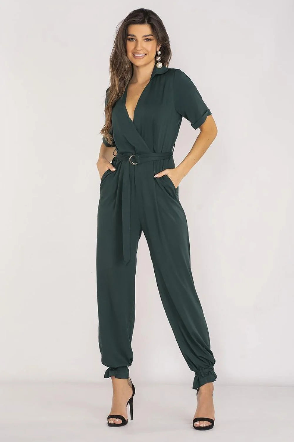 Combinaison femme élégance confort design moderne coupe ajustée col V plongeant manches courtes ceinture intégrée ajustable vert foncé