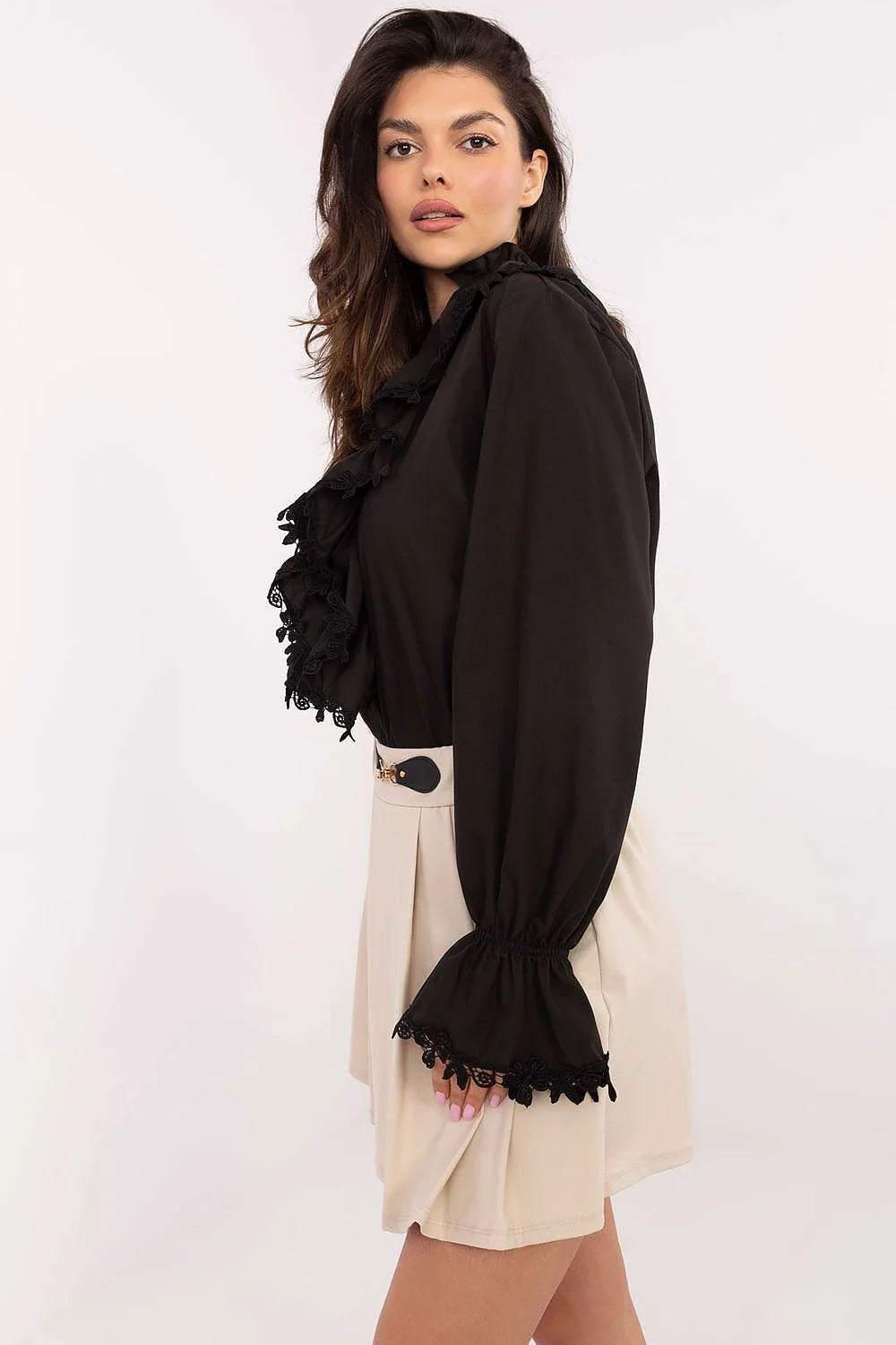 Chemisier élégant pour femme avec volants brodés manches longues couleur noire et jupe beige évasée