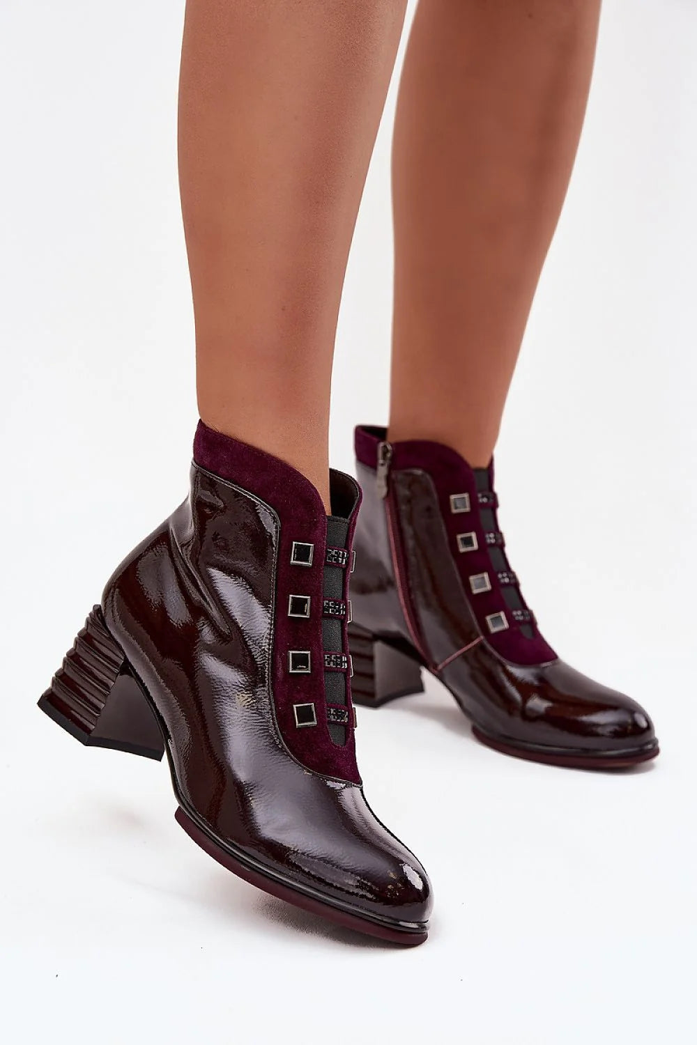 bottines femme cuir naturel verni bordeaux suède contrastant bout arrondi talon bloc sculpté fermeture éclair latérale œillets métalliques doublure chaude