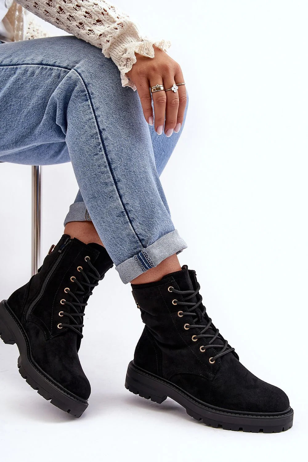 bottines femme suédine écologique noir tige mi mollet oeillets métalliques dorés fermeture zippée lacets bout arrondi contrefort renforcé