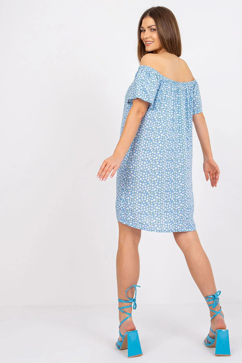 Robe de jour Fresh Made en viscose 100% avec imprimé floral sur fond bleu ciel, manches courtes, décolleté épaules nues, coupe fluide, parfaite pour les sorties estivales