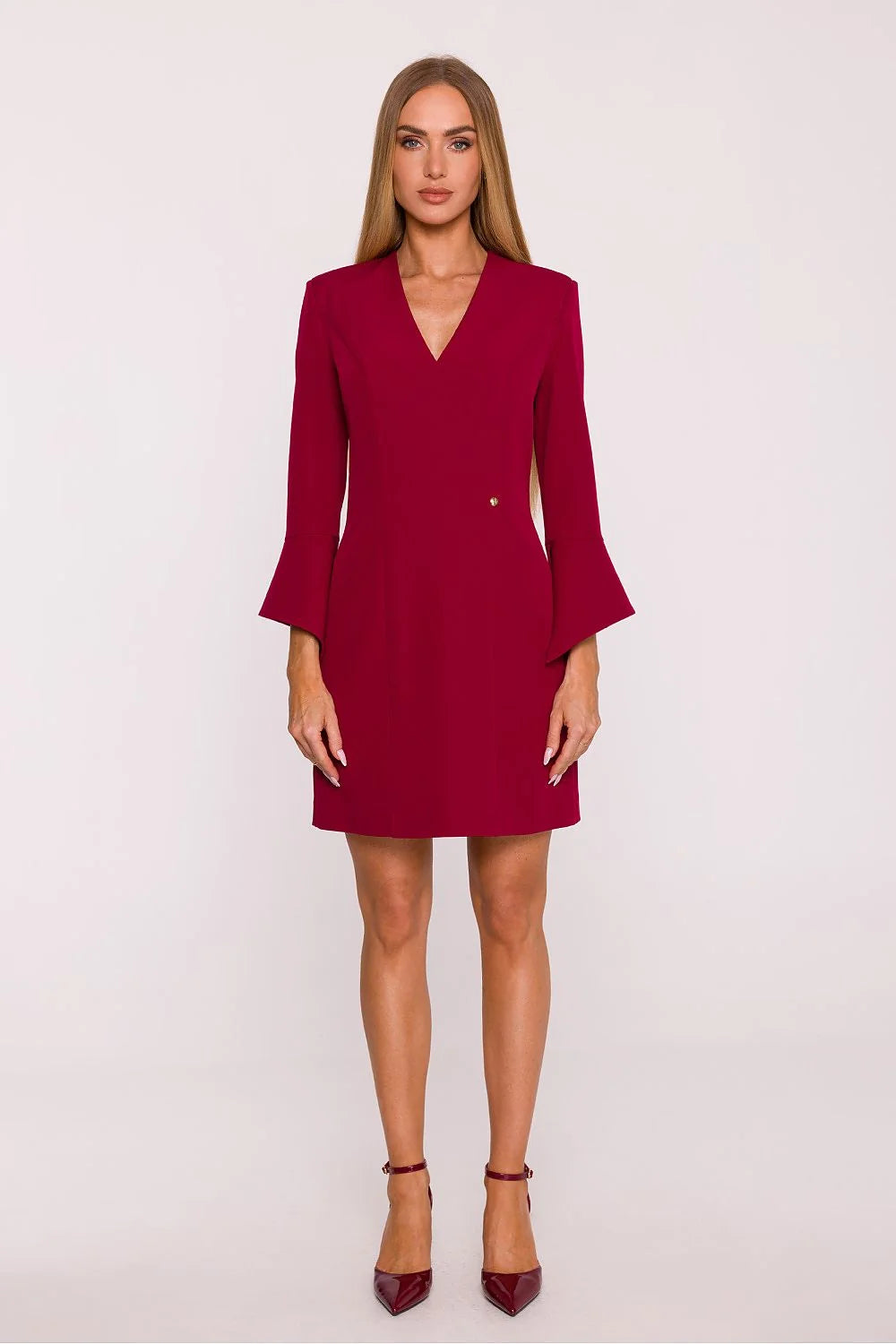 robe bordeaux crêpe extensible col V mini longueur coupe cintrée manches troisquarts évasées épaules structurées bouton doré logo métallique élégante