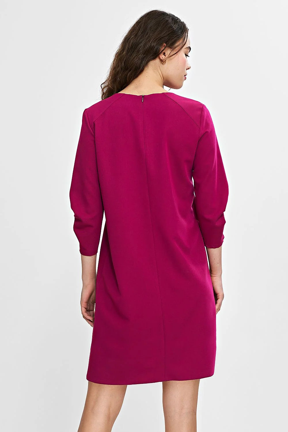 robe fuchsia femme élégante tissu lisse satiné manches troisquarts plis subtils encolure ronde coupe droite légèrement évasée longueur courte polyvalente
