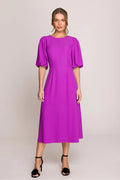robe midi romantique violette fuchsia manches bouffantes plissées taille marquée trapèze ajustée jupe évasée polyester finition satinée élégante féminine polyvalente