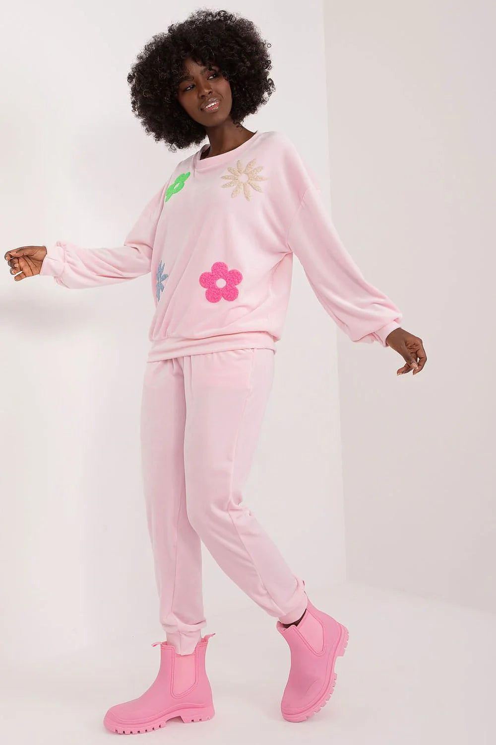 ensemble lounge femme sweat oversize jogging velours rose pastel molletonné appliqués fleurs multicolores coupe relaxed taille élastique