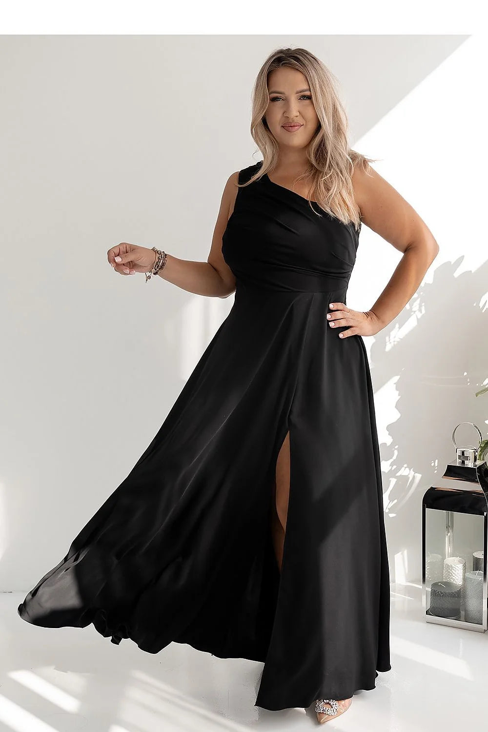 robe longue élégante asymétrique fente haute noire satinée femme décolleté bretelle fine cintrée évasée drapée sophistiquée glamour soyeuse ajustée silhouette