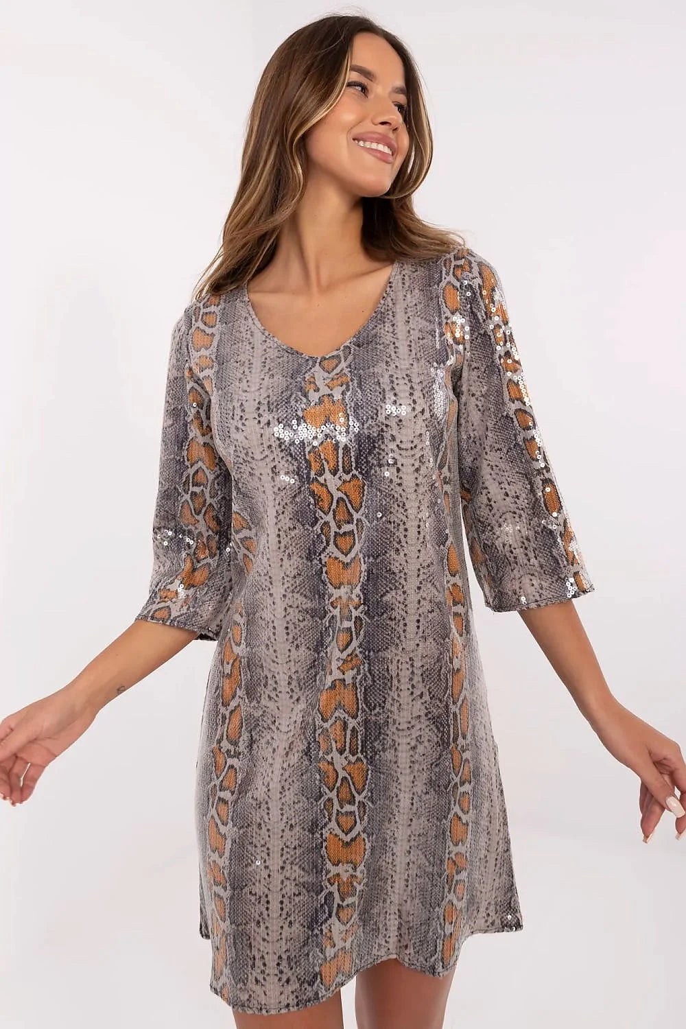 robe soirée Lakerta courte coupe droite imprimé serpent gris camel paillettes scintillante manches troisquarts encolure V glamour moderne fluide confortable