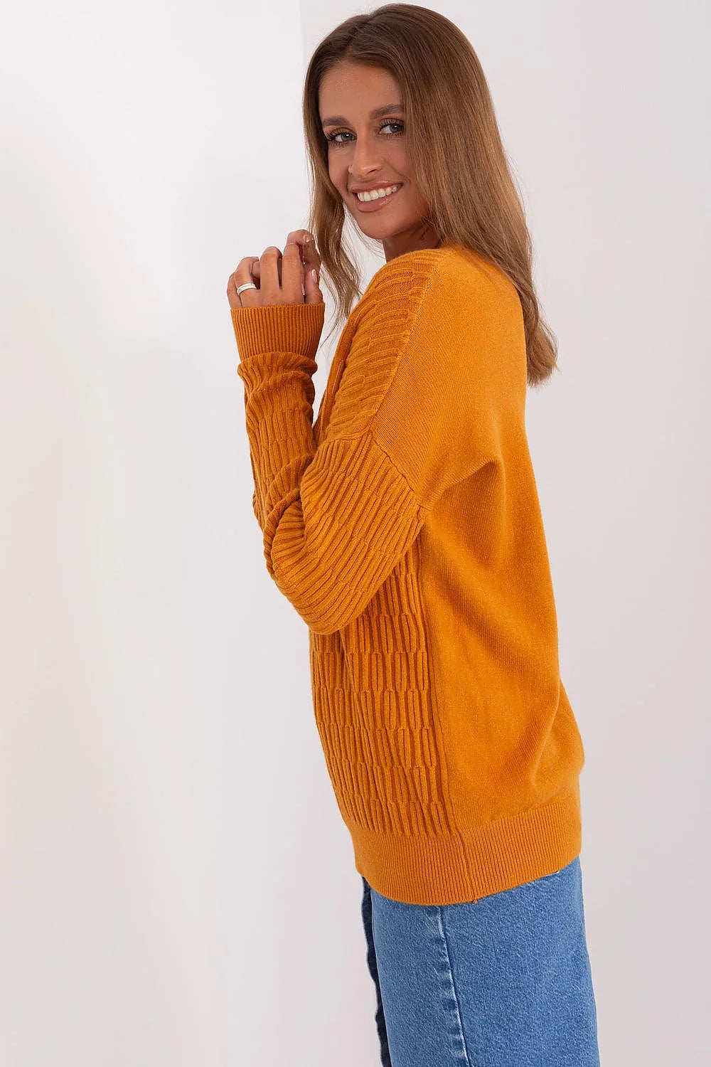 Chandail pour femme en tricot texture geometrique manches longues col rond couleur moutarde élégant