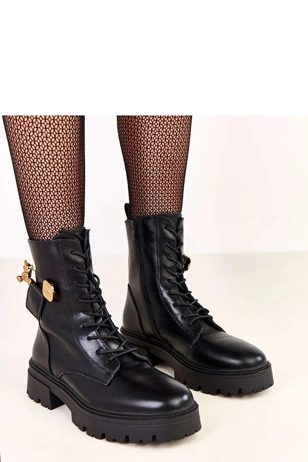 bottines femme cuir artificiel noir tige 17cm bout rond doublure chaude talon 5cm semelle crantée lacets fermetureeclair pendentif doré ours