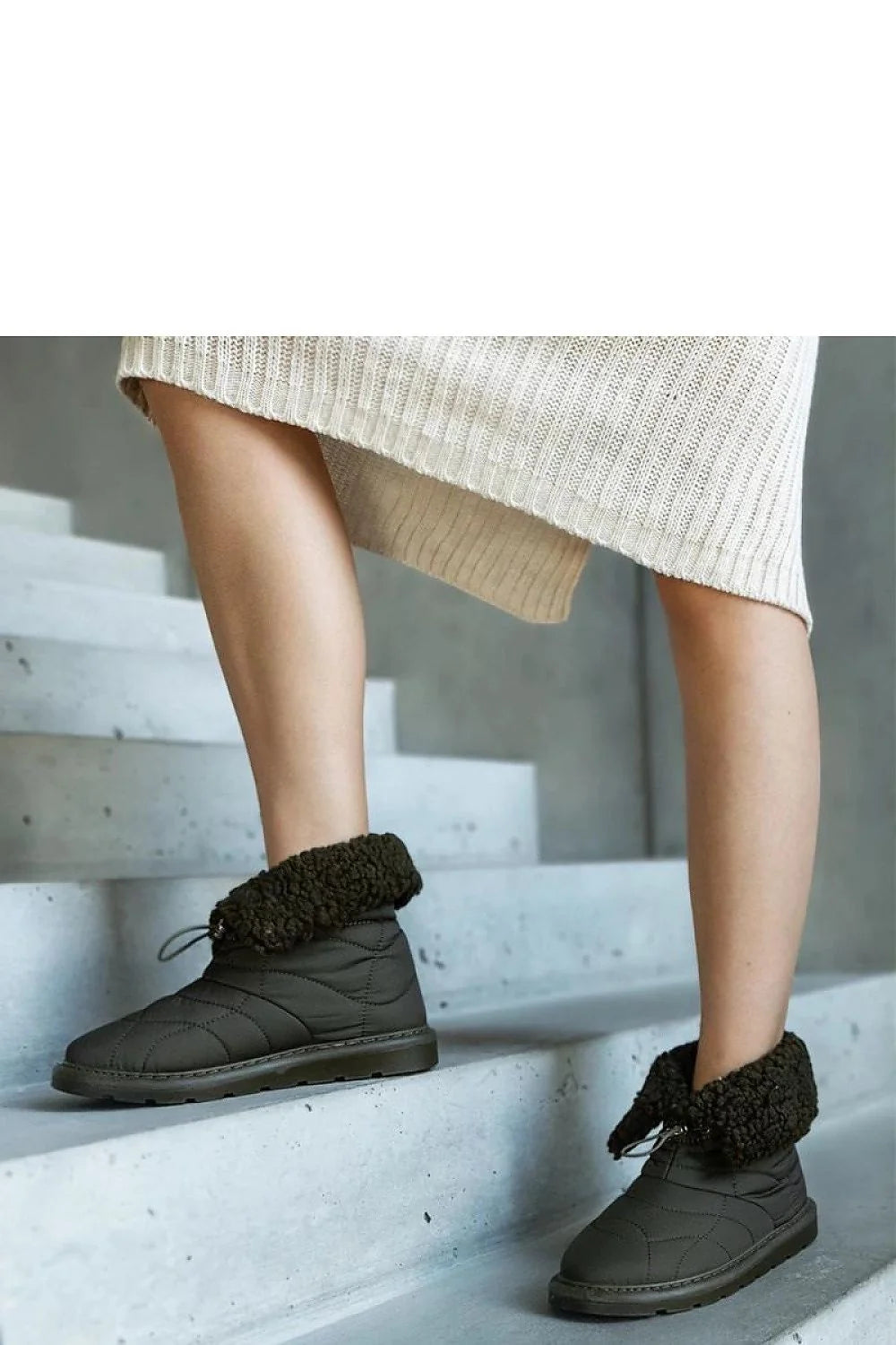 Bottines pour femmes en tissu matelassé couleur kaki foncé avec doublure en fourrure synthétique, design moderne et confortable, semelle en caoutchouc, fermeture à lacets