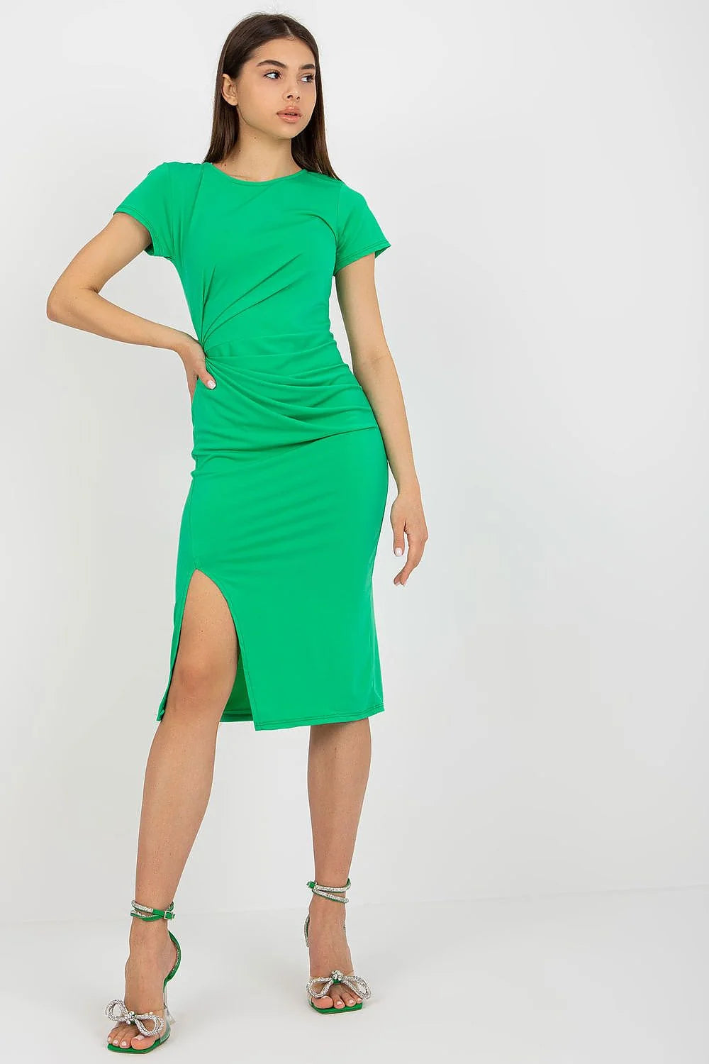 Robe élégante pour femmes en vert vif fourreau ajusté manches courtes encolure ronde plis décoratifs fente latérale