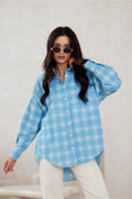 chemise femme manches longues oversize carreaux bleu ciel blanc coton respirant coupe asymétrique ourlet arrondi dos épaules tombantes boutons clairs
