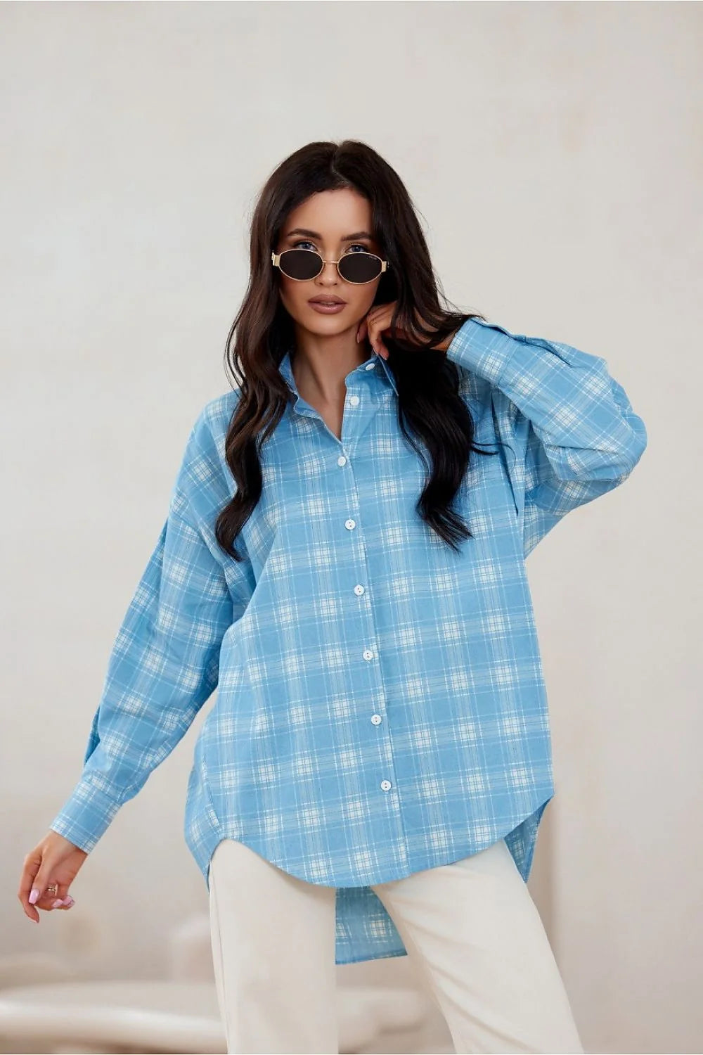chemise femme manches longues oversize carreaux bleu ciel blanc coton respirant coupe asymétrique ourlet arrondi dos épaules tombantes boutons clairs