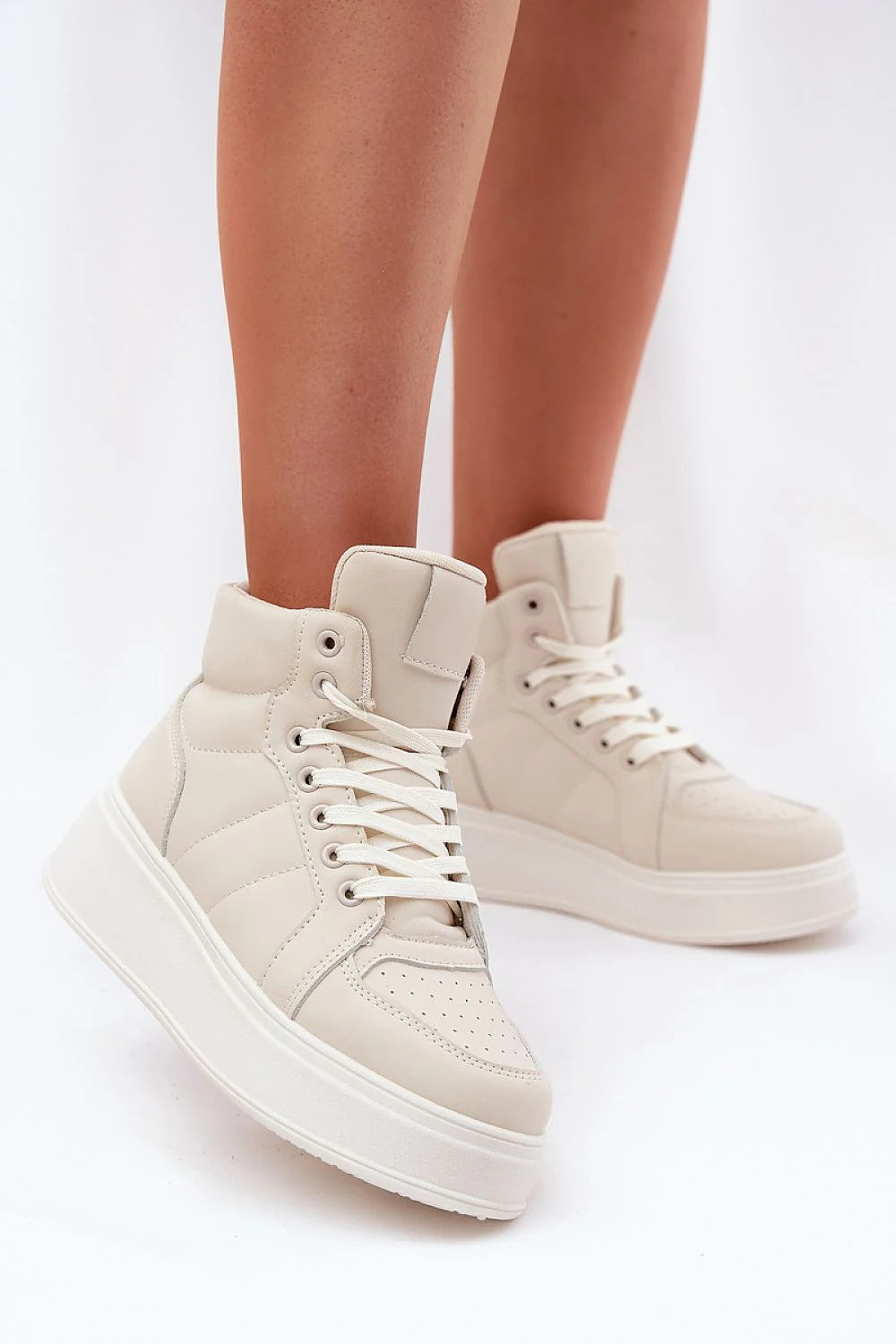 Chaussures de sport hautes en cuir artificiel moderne et minimaliste pour femmes, style urbain, couleur beige clair, confort et style pour quotidien et occasion décontractée