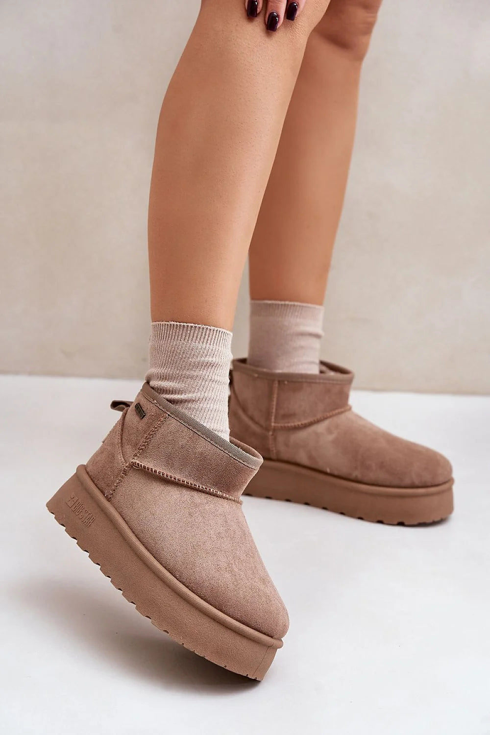 Bottes de neige pour femmes modernes design minimaliste couleur taupe matériau suédé écologique doublure fourrure semelle épaisse Chelsea sans lacets hiver 2023