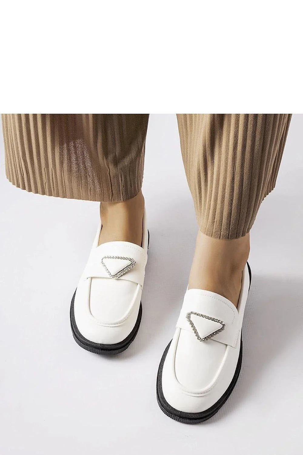 Moccasins femmes élégantes design moderne couleur blanche matériau haute qualité semelle caoutchouc occasion quotidienne et spéciale
