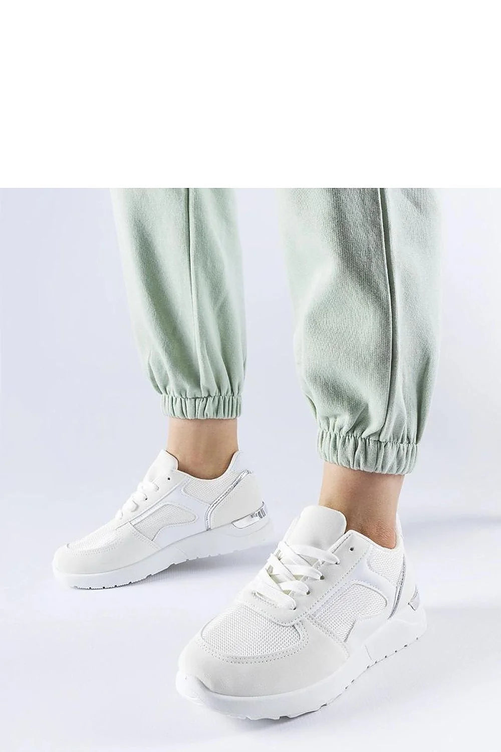 baskets femme blanches argentées minimalistes respirantes mesh similicuir bout rond lacets blancs semelle épaisse amortie adhérente sport chic polyvalente légère