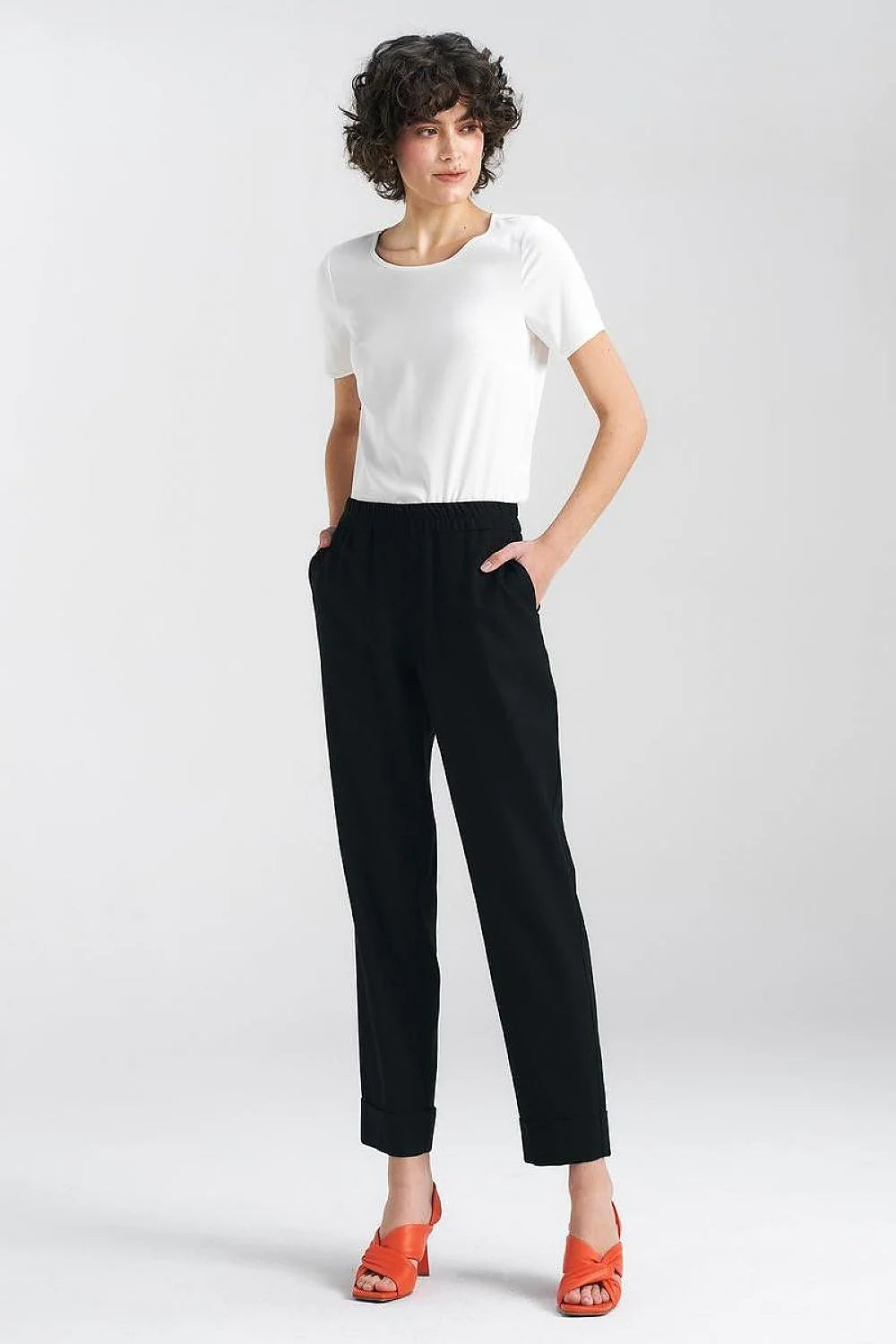 Pantalon femme style casual couleur noir coupe droite taille élastiquée poches latérales ourlet replié matière coton polyester sandales orange