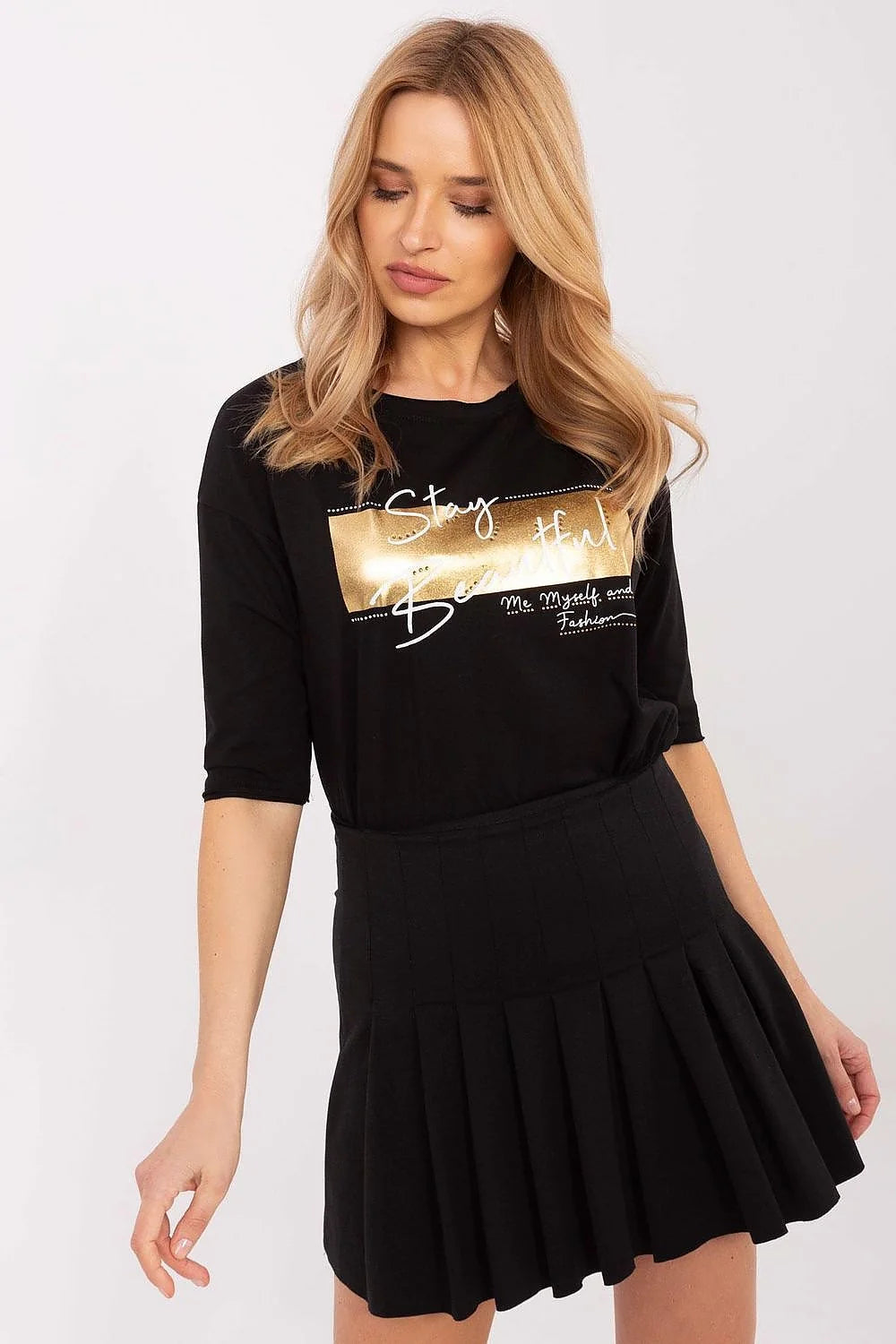 ensemble féminin moderne sophistiqué confortable tshirt noir manches mi longues col rond imprimé doré lettrage jupe plissée courte taille haute