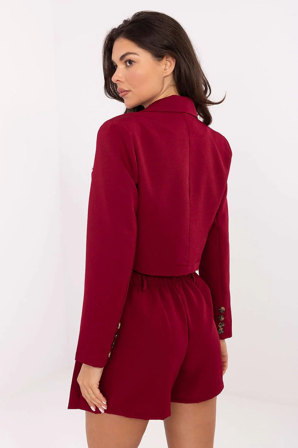 blazer croisé court bordeaux double boutonnage col tailleur manches longues épaulettes structuré jupe mini plissée taille haute élastique dos confort
