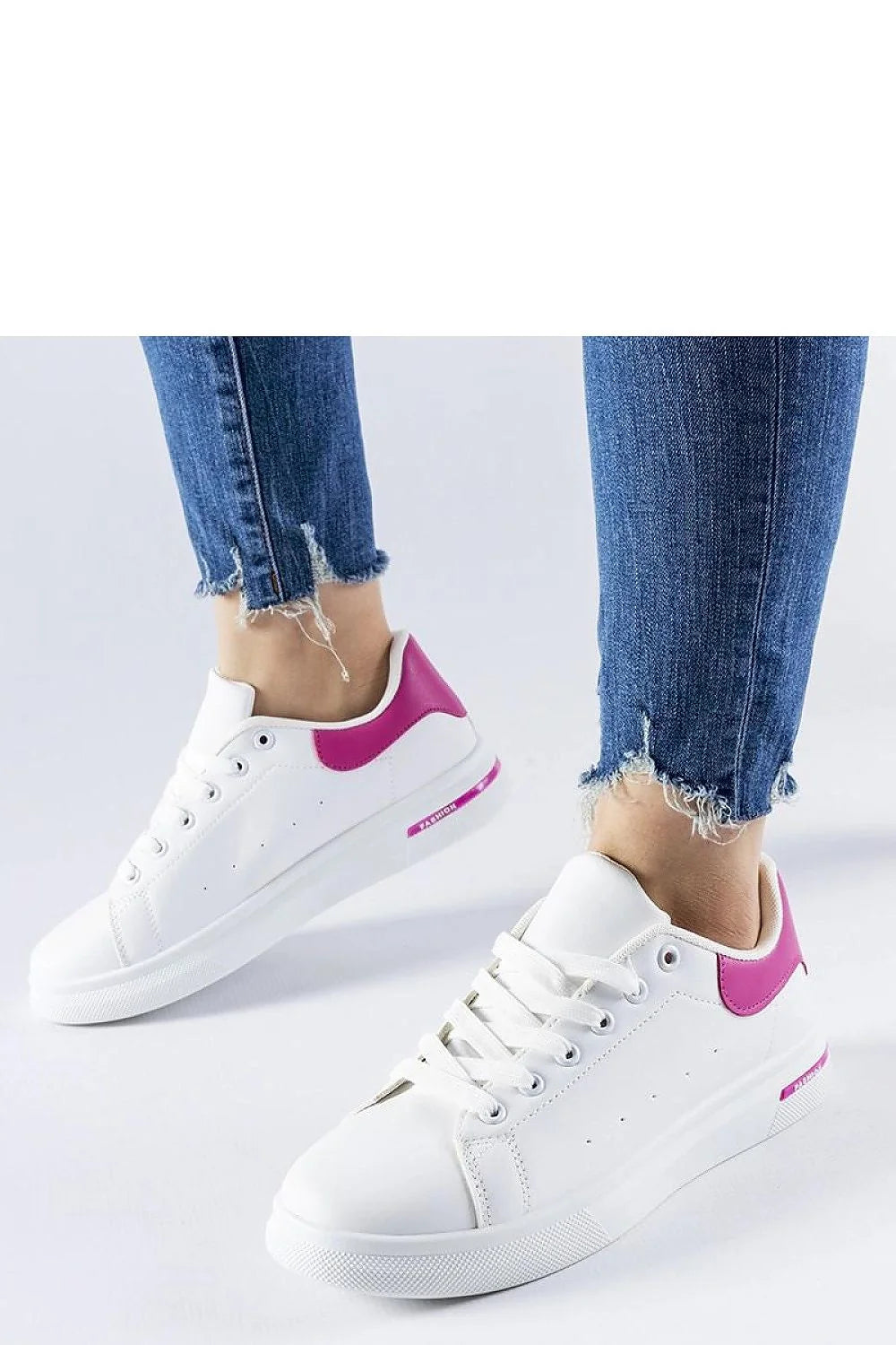 baskets femme minimaliste blanches rose fuchsia similicuir lisse perforations latérales lacets plats semelle plateforme épaisse caoutchouc antidérapante amorti urbaines polyvalentes
