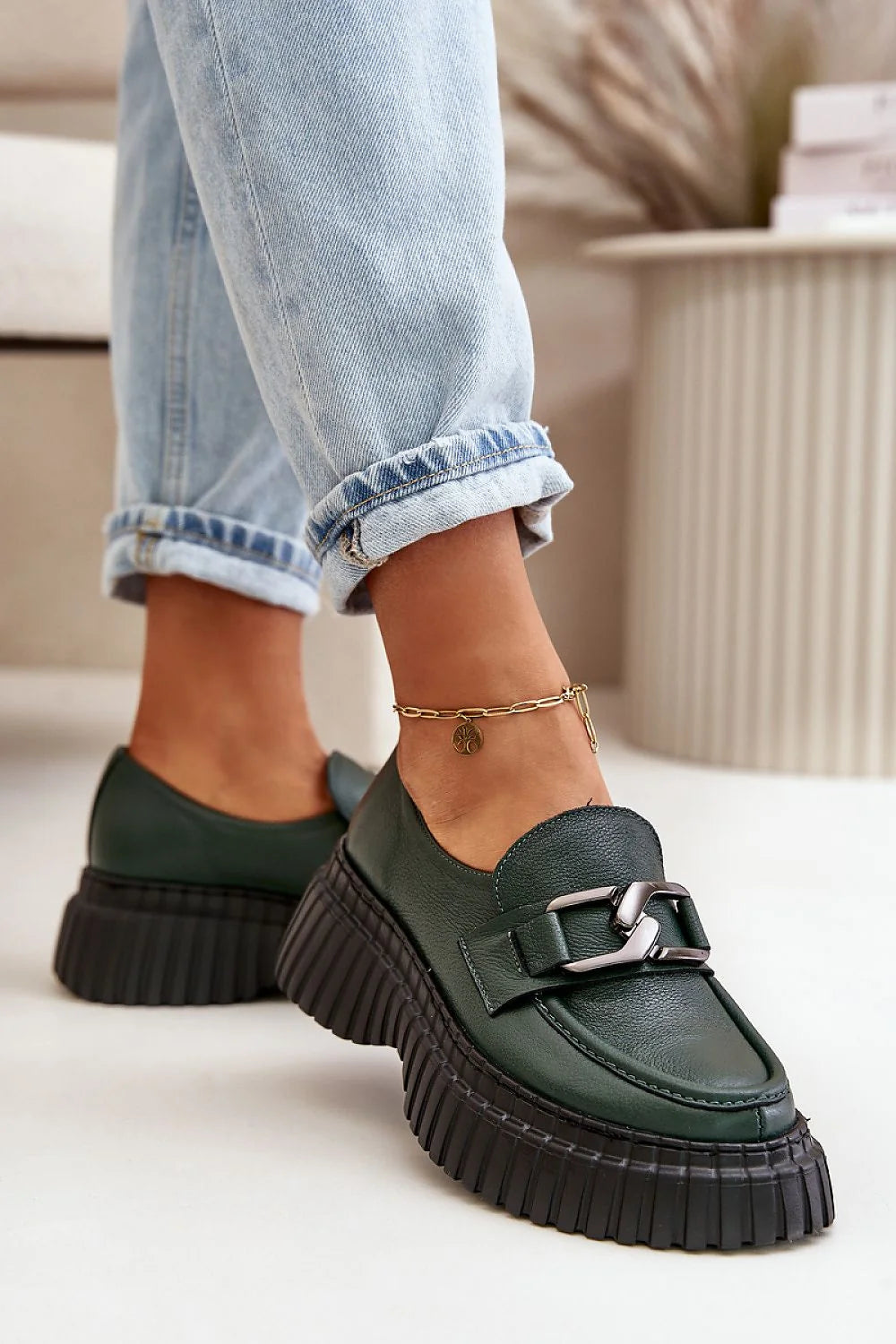 Chaussures pour femmes modernes en cuir vert foncé mocassin semelle compensée look casual et tendance