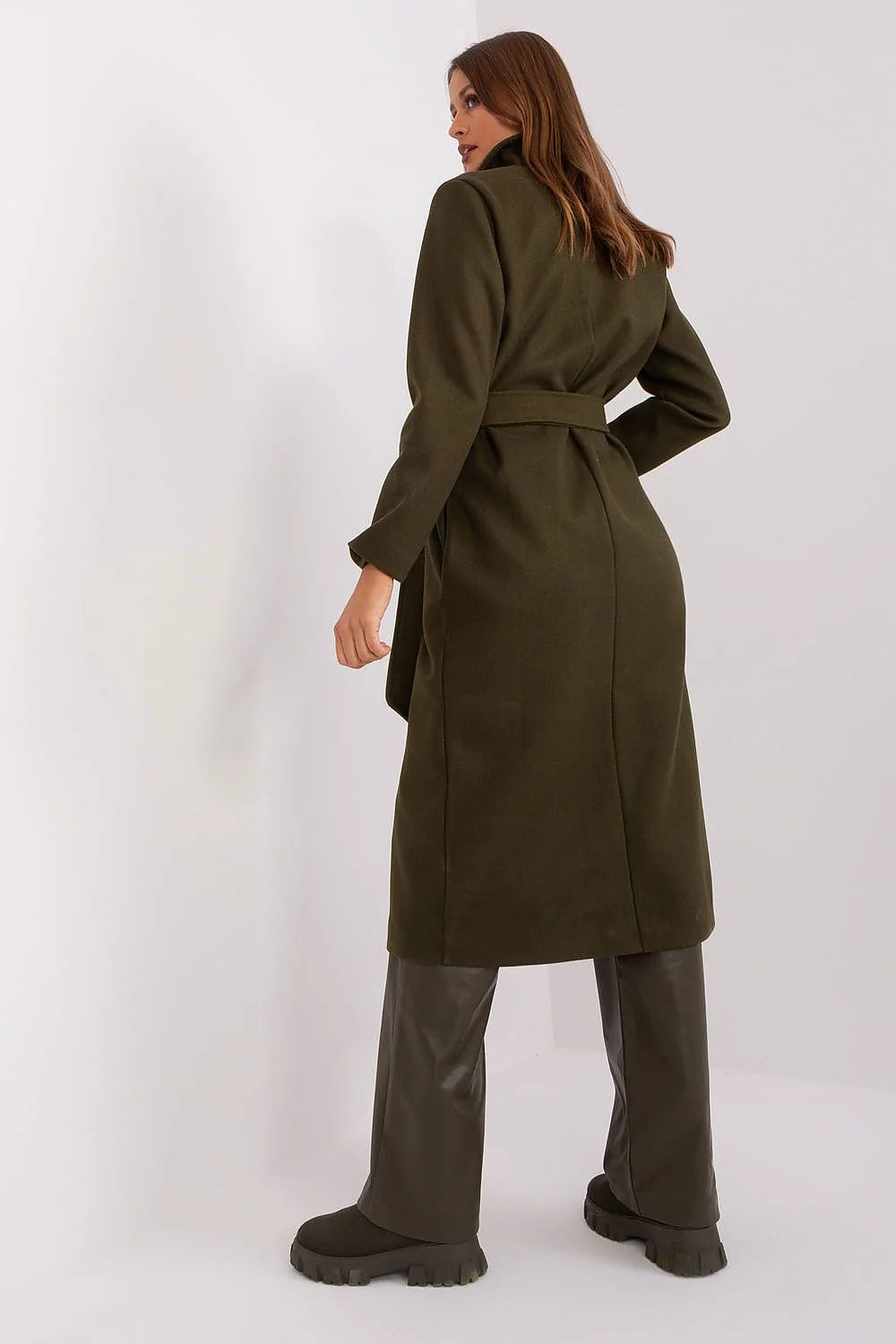 Manteau pour femmes long élégant moderne coupe droite tombe mi-mollet couleur kaki matériau laine mélange manches longues col à revers ceinture intégrée poches latérales