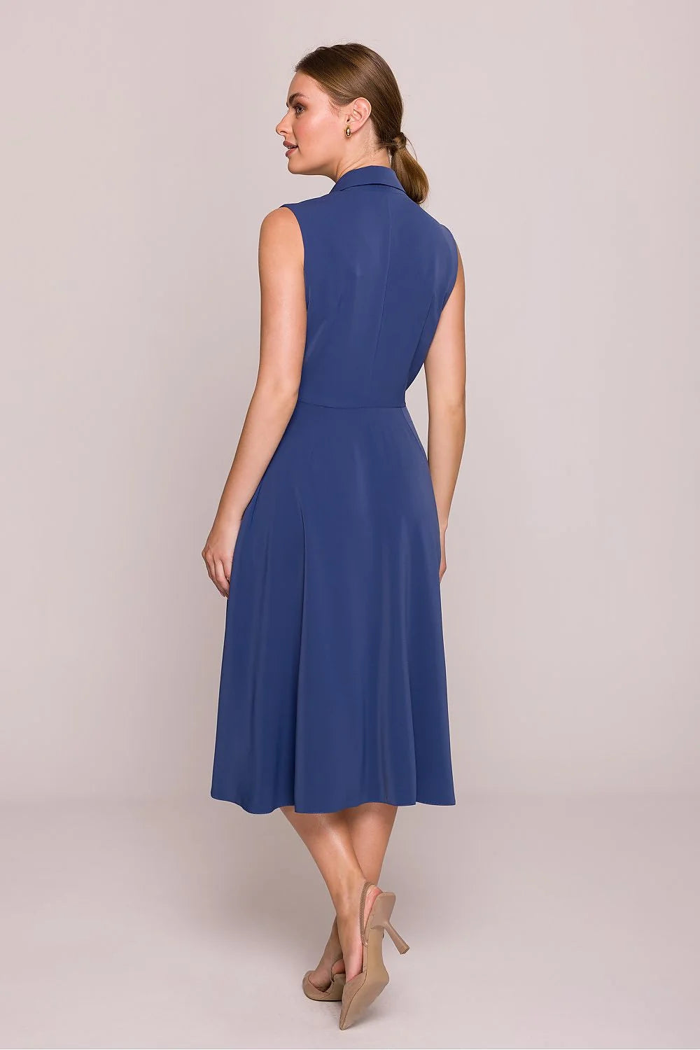 robe cocktail midi sans manches col tailleur boutonnage trois boutons recouverts taille cintrée jupe évasée tissu fluide bleu cobalt élégante