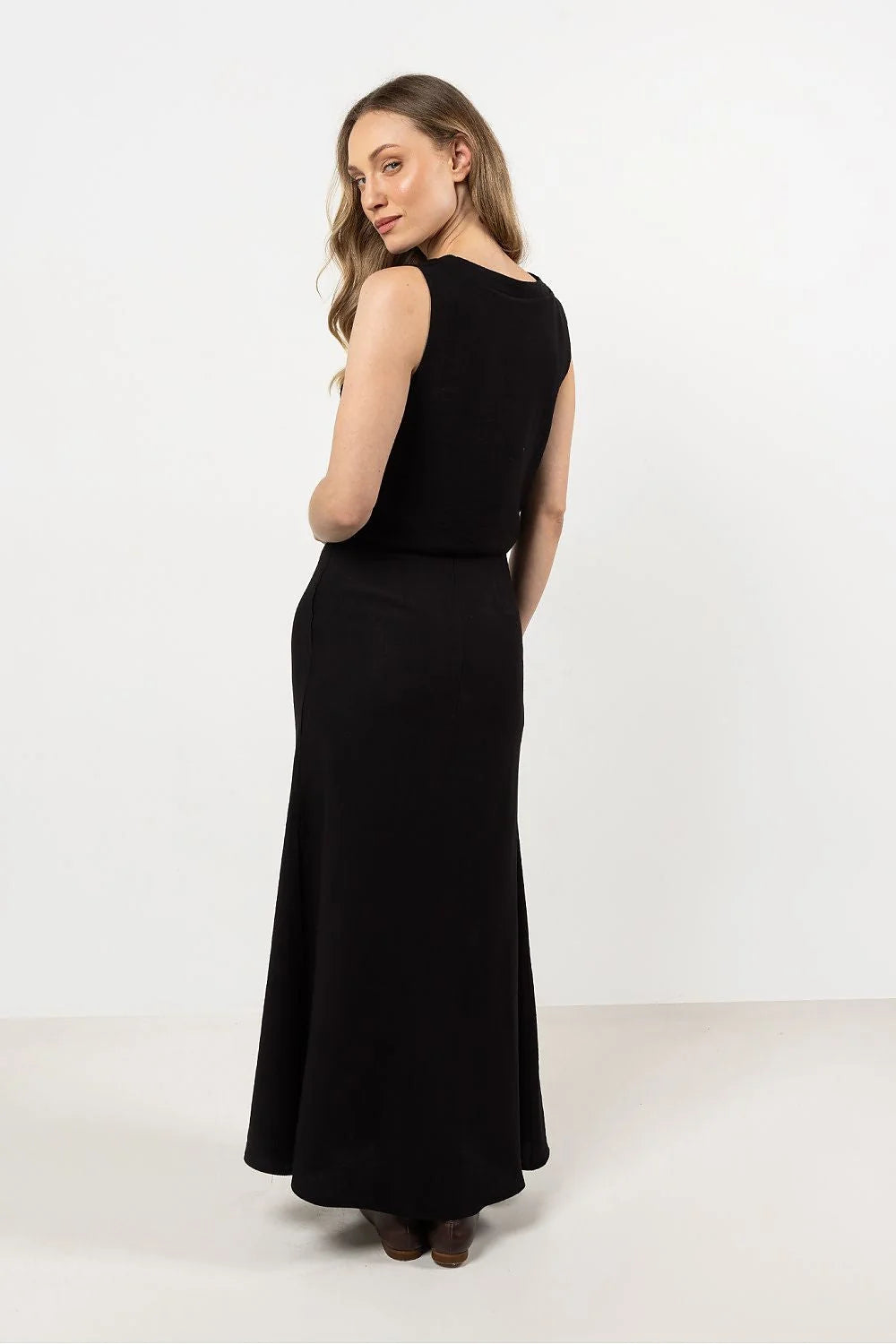 jupe longue awama rayonne nylon noire ajustée taille silhouette fluide drapée fendue élégante minimaliste respirante douce résistante lavable polyvalente