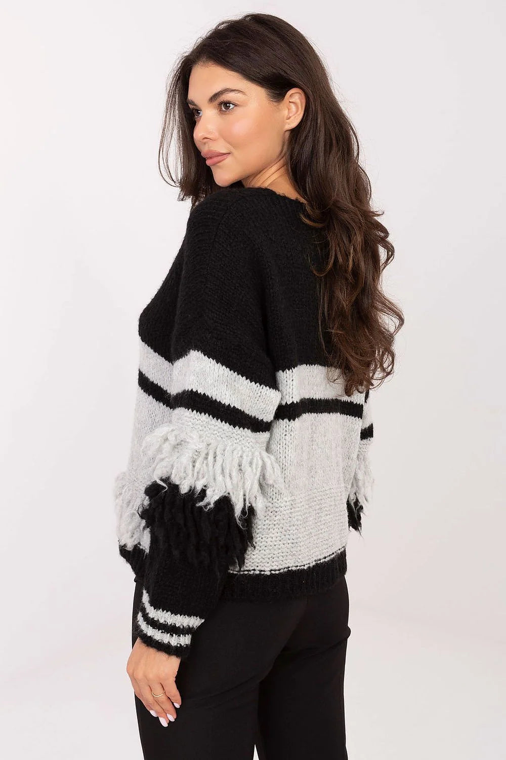 cardigan bicolore femme oversize court col V grosse maille noir gris boutons dorés franges manches longues ourlet pelucheux